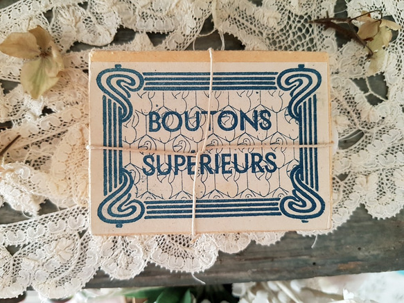 フランスアンティーク　ミルクガラスボタン箱 BOUTONS SUPÉRIEURS 9枚目の画像