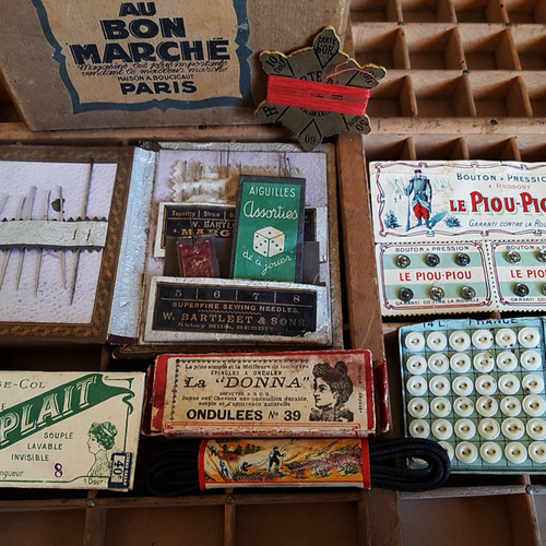 フランスアンティーク AU BON MARCHE PARISの箱入りブロカント