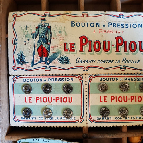フランスアンティーク AU BON MARCHE PARISの箱入りブロカント