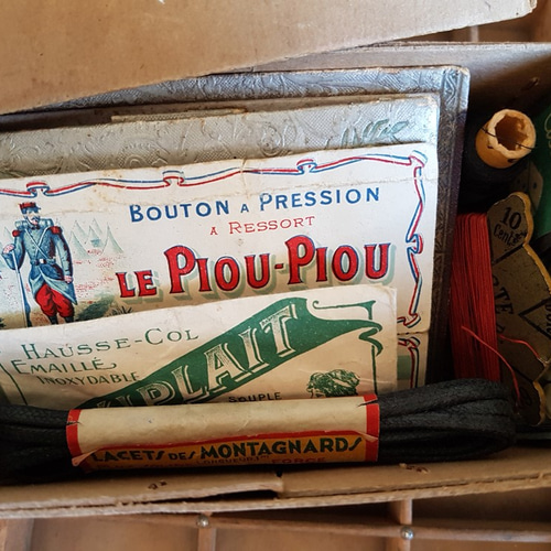 フランスアンティーク AU BON MARCHE PARISの箱入りブロカント