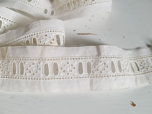 フランスアンティーク リボン通し穴のあるカットワークレース 40cm