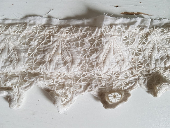 【ご予約品】フランスアンティーク　白糸刺繍スカラップレース 67cm 3枚目の画像