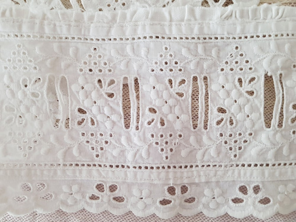 フランスアンティーク　リボン通し穴のある白糸刺繍レース 37cm 2枚目の画像