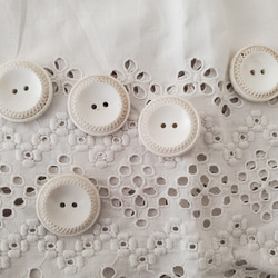 フランス蚤の市　白いボタンつきカットワーク刺繍セット 9枚目の画像