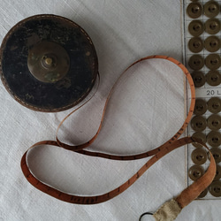 フランスアンティーク　革製手巻きメジャー 3枚目の画像