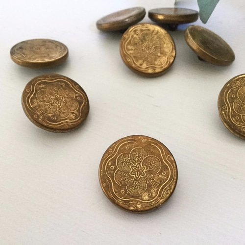 フランスアンティーク 繊細柄の真鍮ボタン 22mm ボタン Mon