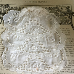 フランスアンティーク　小花の刺繍胸飾り 2枚目の画像
