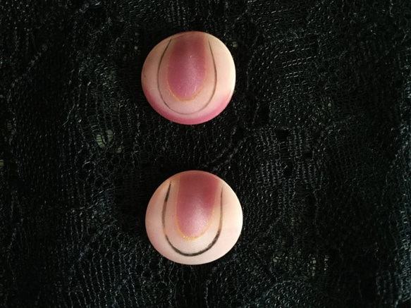 フランスヴィンテージ　ピンクのミステリアスなガラスボタン 5枚目の画像