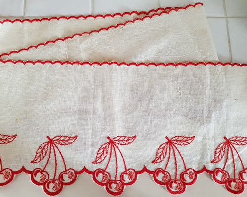 アンティーク フランス ほんのりピンクグレージュ 赤マゼラン花刺繍リネンドイリー アンティーク フランス ほんのりピンクグレージュ 赤マゼラン花刺繍