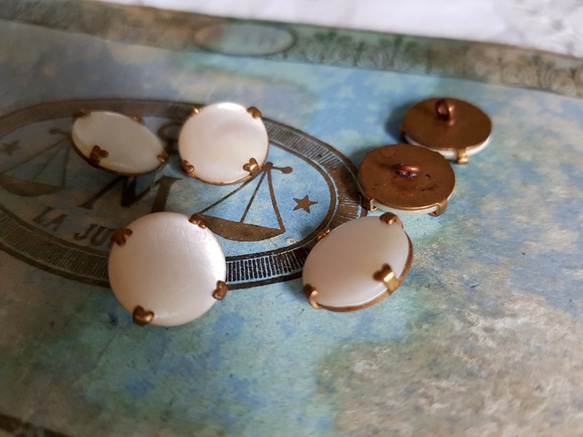 フランスアンティーク　留め金つき貝ボタン 14ｍｍ　２個セット 3枚目の画像