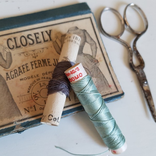 フランスアンティーク 筒状糸巻き 絹糸混の2色セット 糸・ミシン糸