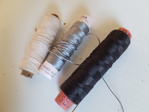 フランスアンティーク　筒状糸巻き　絹糸混の３色セット　縫い針つき 3枚目の画像