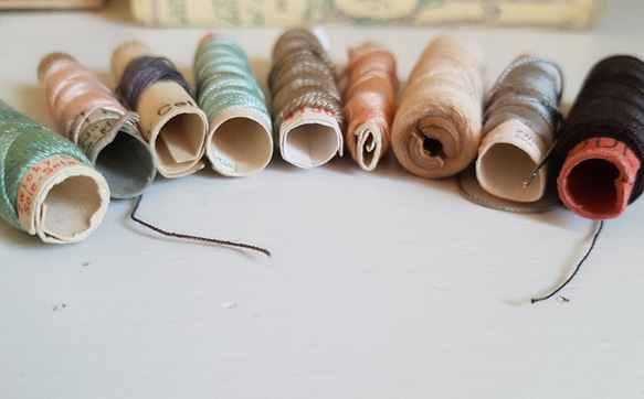 フランスアンティーク　筒状糸巻き　絹糸混の３色セット　縫い針つき 7枚目の画像