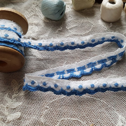 フランスヴィンテージ　白と青刺繍リボン　木製ボビンつき 2枚目の画像