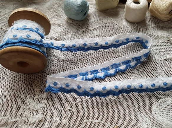 フランスヴィンテージ　白と青刺繍リボン　木製ボビンつき 2枚目の画像