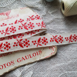 フランスヴィンテージ　赤いお花の刺繍リボン　糸巻き台紙つき 2枚目の画像