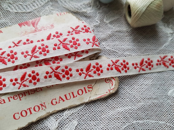 フランスヴィンテージ　赤いお花の刺繍リボン　糸巻き台紙つき 2枚目の画像