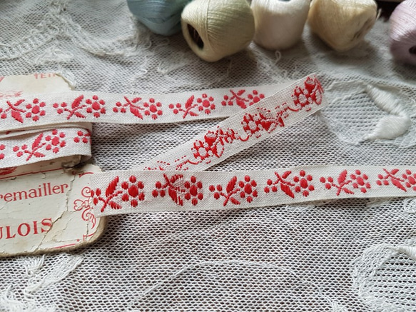 フランスヴィンテージ　赤いお花の刺繍リボン　糸巻き台紙つき 3枚目の画像