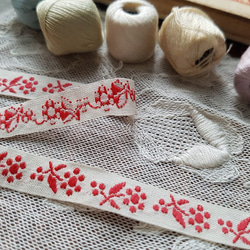 フランスヴィンテージ　赤いお花の刺繍リボン　糸巻き台紙つき 4枚目の画像