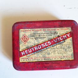 フランスヴィンテージ　レトロな赤いVICHYのTin缶 1枚目の画像