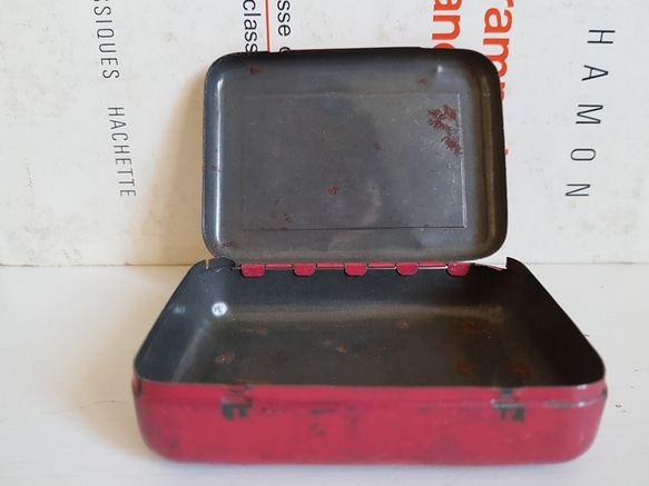 フランスヴィンテージ　レトロな赤いVICHYのTin缶 7枚目の画像