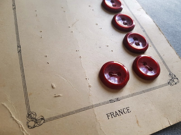 フランスアンティーク　シックなルージュのボタンシート 2枚目の画像