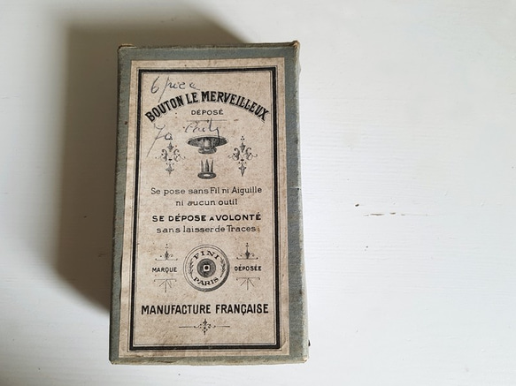 フランスアンティーク　箱入りメタルボタン BOUTON LE MERVEILLEUX 1枚目の画像