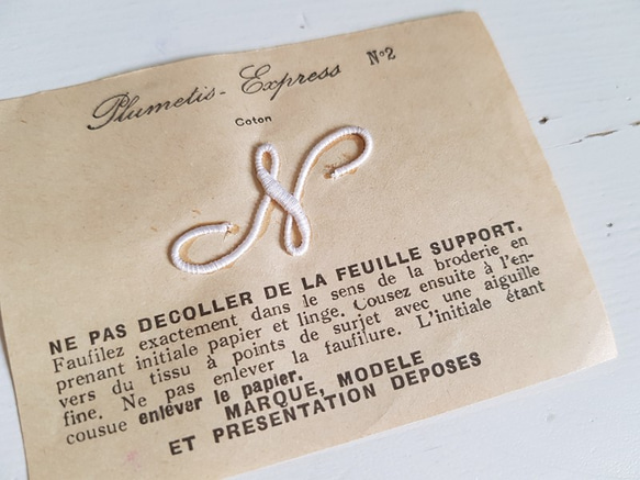 フランスアンティーク　Plumetis Express No.2 刺繍用モノグラム「N」 2枚目の画像