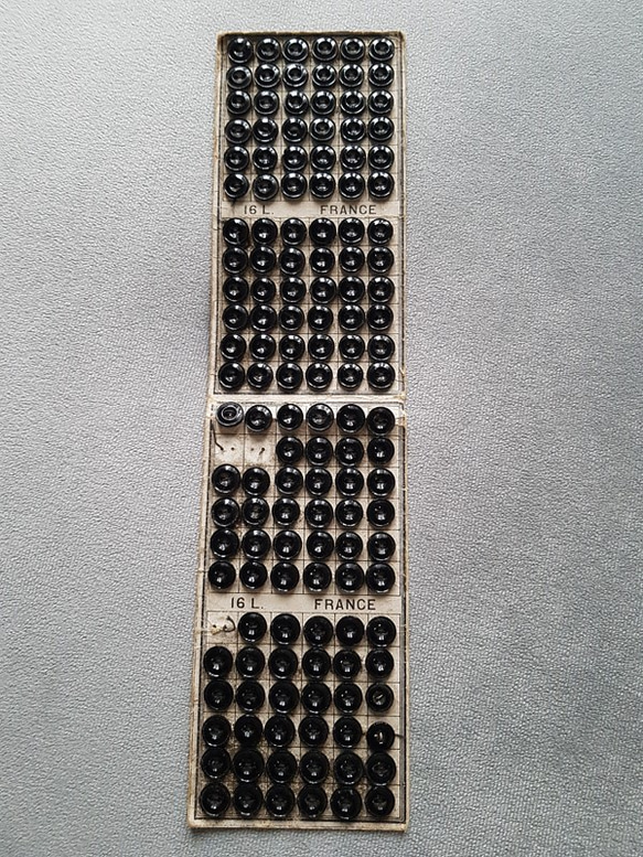 フランスアンティーク　黒ガラスのボタンシート 10mm 6枚目の画像