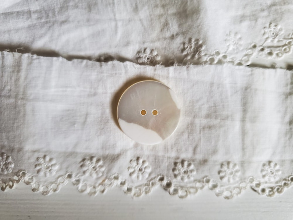フランスアンティーク　きらりと光る貝ボタン 18ｍｍ 2枚目の画像