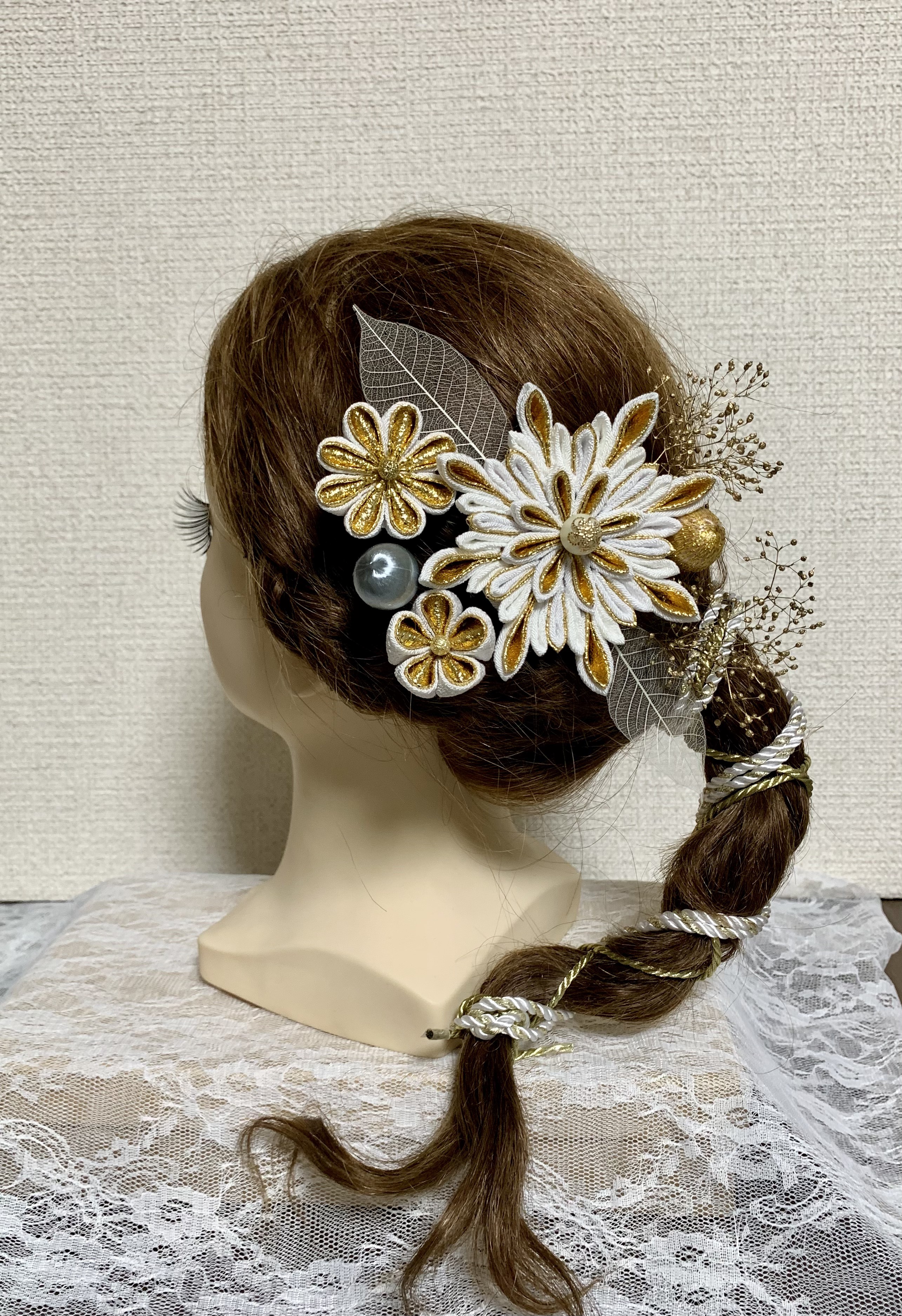 髪飾り （白×ゴールド組紐) つまみ細工 成人式 結婚式 前撮り