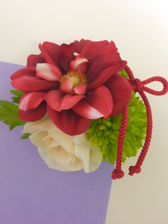 深紅の花とポンポンマムの髪飾り Ｃ–１１０ 2枚目の画像