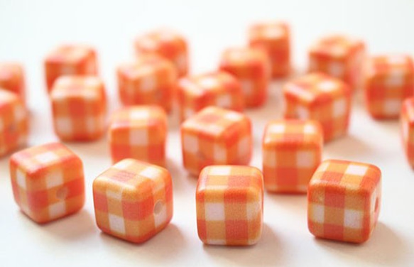 ♡アクリル/レジン♡15mm四角い格子状のマットオレンジの正方形格子 1枚目の画像