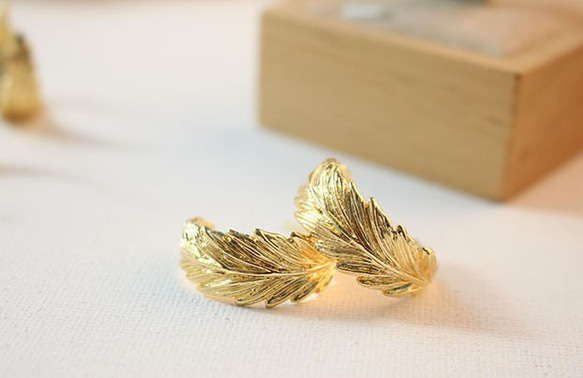 ♡鍍真金・素材♡唯美復古金色羽毛耳環 2個入 第4張的照片