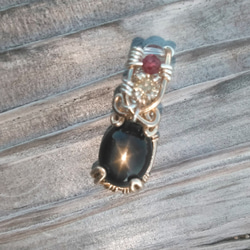 ブラックスターサファイアと天然イエローダイヤモンドのペンダントトップ　ワイヤーアート　天然石 1枚目の画像