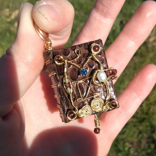 宝石装丁の豆本（天然サファイア）ペンダントトップ 天然石 ガーネット