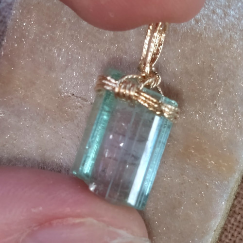 ウォーターメロントルマリン原石結晶の14kgfペンダントトップ 天然石