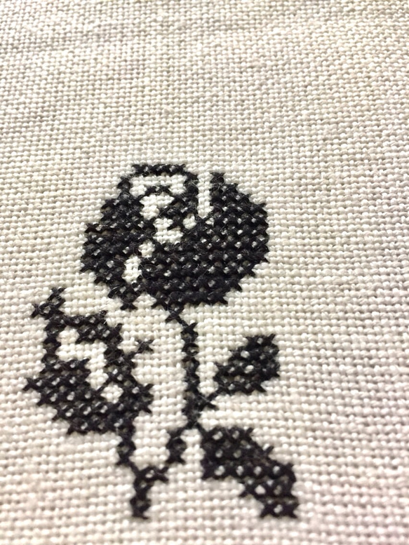 クロスステッチ刺繍 リネンコースター 黒 お花A 1枚目の画像