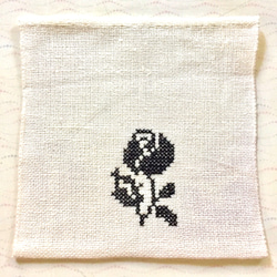 クロスステッチ刺繍 リネンコースター 黒 お花A 2枚目の画像
