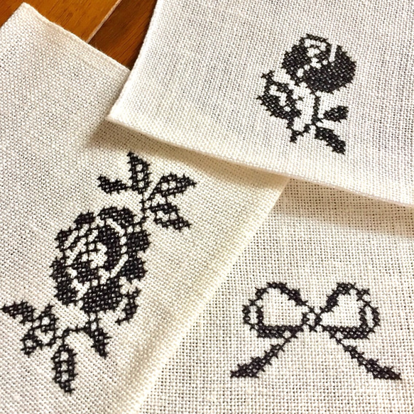 クロスステッチ刺繍 リネンコースター 黒 お花A 4枚目の画像