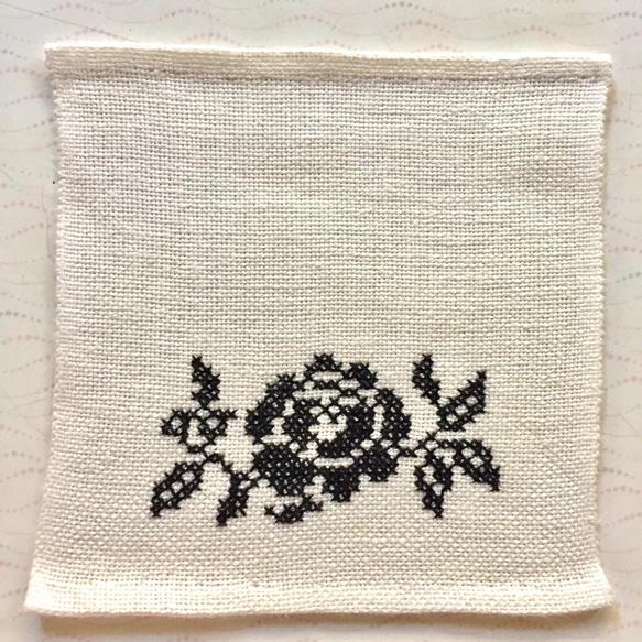 クロスステッチ刺繍 リネンコースター 黒 バラA 2枚目の画像