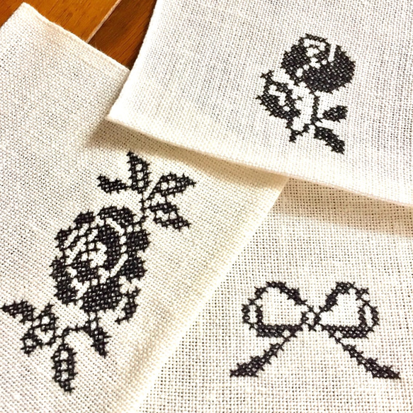 クロスステッチ刺繍 リネンコースター 黒 バラA 5枚目の画像