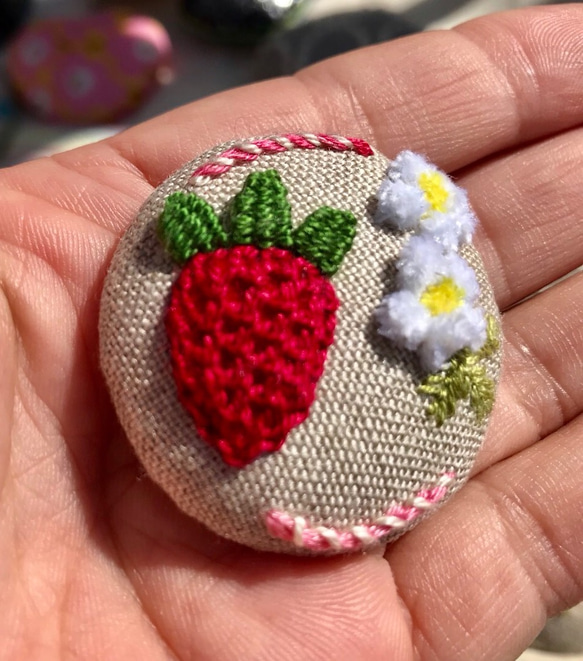 いちご 丸型 立体刺繍ブローチ ブローチ neve alta* L'armonia 通販