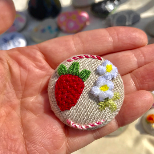 いちご 丸型 立体刺繍ブローチ ブローチ neve alta* L'armonia