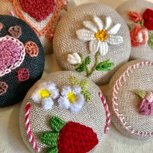 いちご 丸型 立体刺繍ブローチ ブローチ neve alta* L'armonia