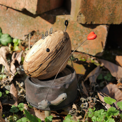 猫餌の空き缶と木で制作したロボット・ハートチョキ（Abandoned robots) 1枚目の画像