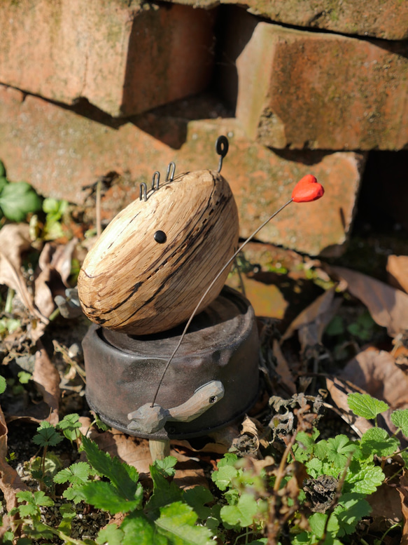 猫餌の空き缶と木で制作したロボット・ハートチョキ（Abandoned robots) 1枚目の画像