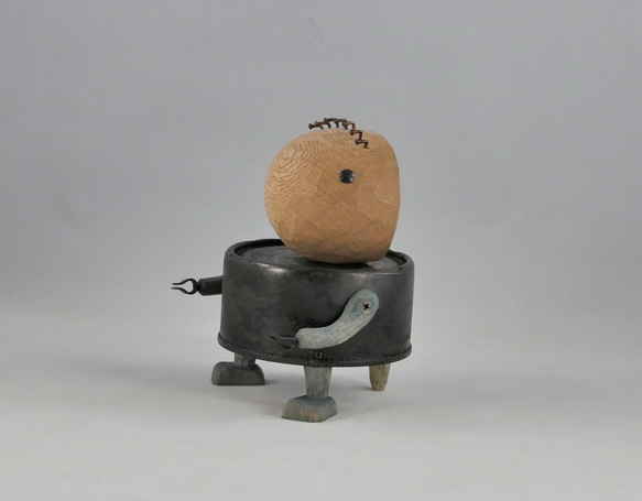 猫餌の空き缶と木で制作した丸顔のロボット（Abandoned robots) 2枚目の画像