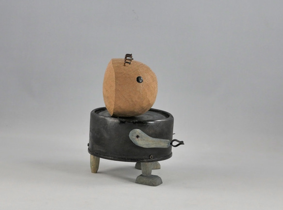 猫餌の空き缶と木で制作した丸顔のロボット（Abandoned robots) 4枚目の画像