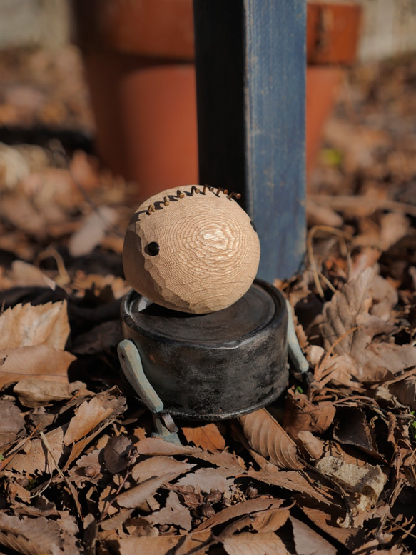 猫餌の空き缶と木で制作した丸顔のロボット（Abandoned robots) 6枚目の画像